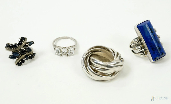 Lotto di quattro anelli in argento con zirconi e pietre dure, misure diverse