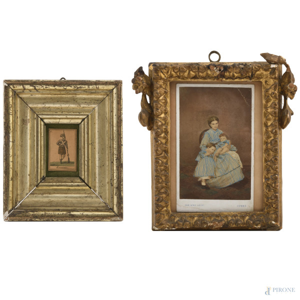 Lotto di due cornicette in legno intagliato e dorato contenenti stampe, XX secolo, misure massime cm 13,5x10, luce cm 11x7,5, (segni di usura, difetti, mancanze, rotture)