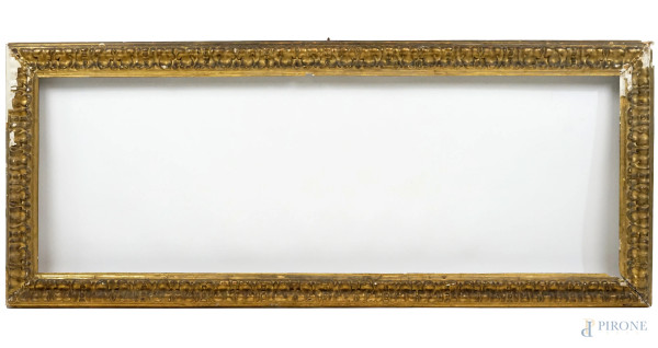 Cornice in legno intagliato e dorato del XVIII-XIX secolo, decoro ad ampie foglie aperte verso l'interno misure ingombro cm 186x76, luce cm 169x59,5, (difetti)