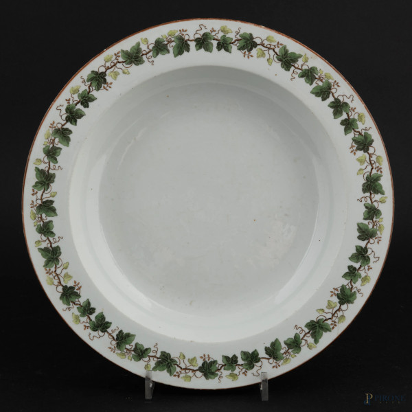 Piatto in porcellana Meissen con decoro all'orlo a motivi di tralci d'uva, XX secolo, diametro cm 30,5, (segni di usura)