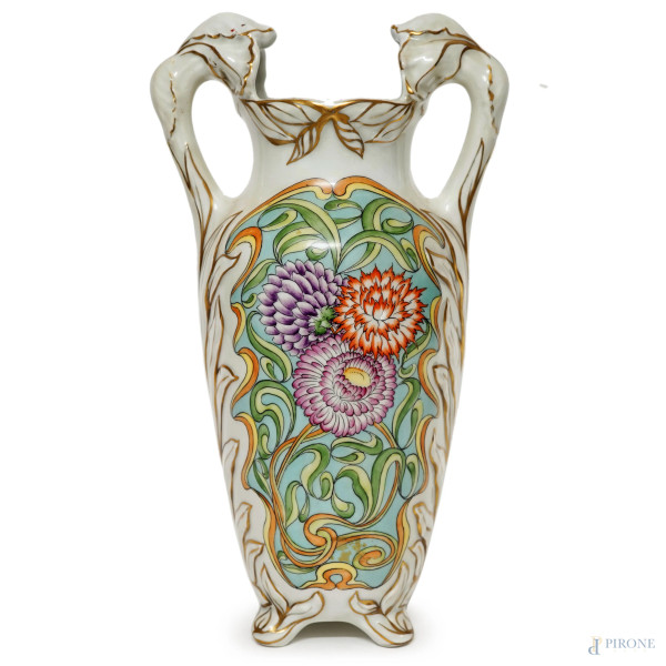 Vaso stile Liberty in porcellana Limoges, XX secolo, a smalti policromi, con decoro floreale e finiture dorate, cm h 33