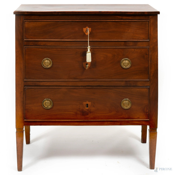 Cassettone a tre cassetti in noce, XIX secolo, cm 92x78x43,5, (difetti)