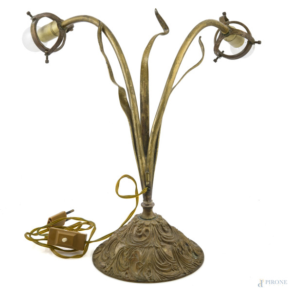 Lampada a due luci in metallo dorato e cesellato cesellato stile Liberty, con bracci a foggia di steli, XX secolo, altezza cm 34, (segni di usura, mancanze, da revisionare)