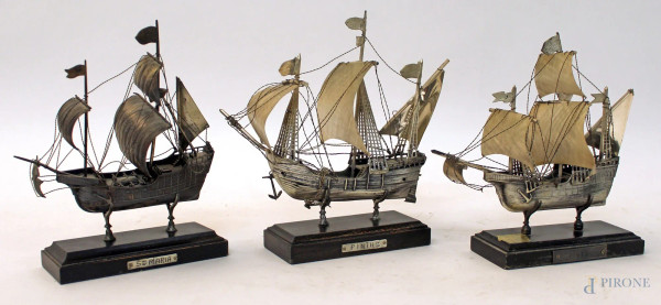 Lotto composto da tre modellini di caravelle in argento raffiguranti La Nina, La Pinta e la Santa Maria su basi in legno, H massima 21 cm, gr. 730.
