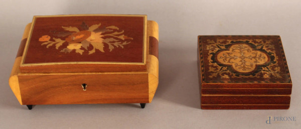 Lotto composto da due cofanetti in legno con intarsi a vari legni, misure max. 7x17x11,5 cm.