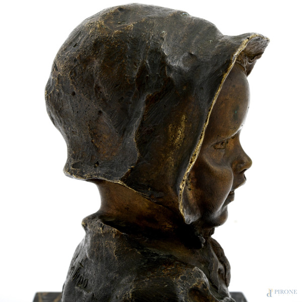 Scultura in bronzo con base in marmo raffigurante bambina con cappello, XX secolo, altezza cm 15