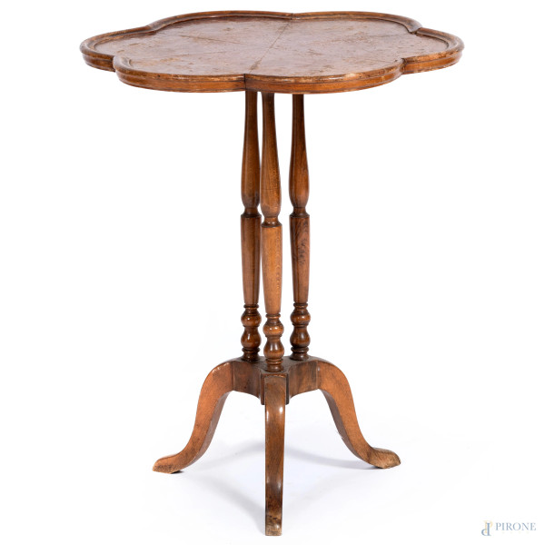 Tavolinetto impiallacciato con piano polilobato poggiante su tre colonnine terminanti in tre gambe mosse, XX secolo, cm 62,5x50,5 (segni di usura, difetti, rotture)