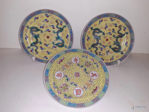 lotto di tre piattini diversi in porcellana orientale a decori policromi, marcati, diam. 18 cm.