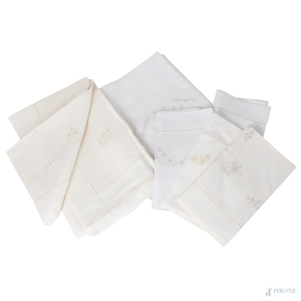 Lenzuola matrimoniali di lino ricamato e quattro federe da cuscino, XX secolo, (segni di usura)