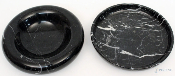 Lotto composto da uno svuotatasche e un posacenere in marmo nero del Belgio, diametro 20 cm.