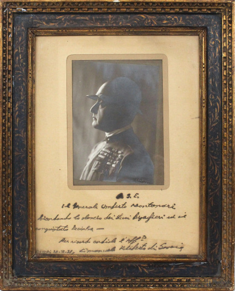 Emanuele Filiberto di Savoia Duca di Aosta, fotografia autografa del 1928 con dedica, cm 21,5x15,5, entro cornice.