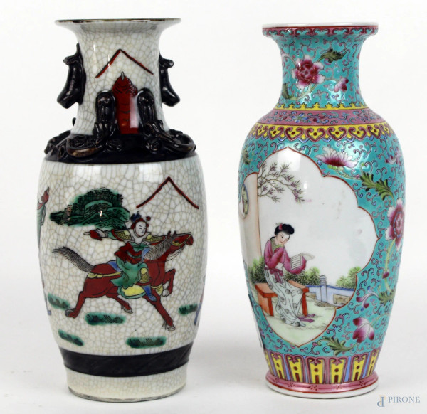 Due vasi cinesi in porcellana policroma, corpo a balustro con raffigurati personaggi, altezza max cm.20, XX secolo.