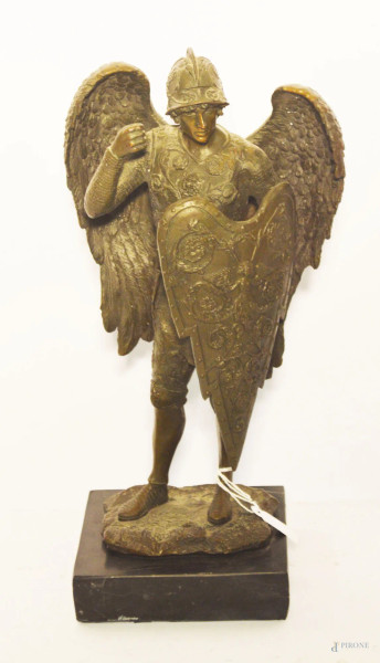 Figura alata, scultura in bronzo cesellato e brunito poggiante su base in marmo, h.31 cm.
