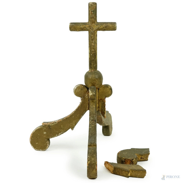 Cristo crocefisso in legno dorato, poggiante su tre piedi sagomati, inizi XX secolo,  cm h 33, (difetti, parti rotte).