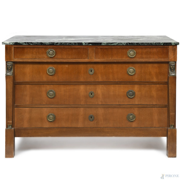 Comò stile Impero con piano in marmo verde e inserti in bronzo. Fronte scandito da coppia di cass...