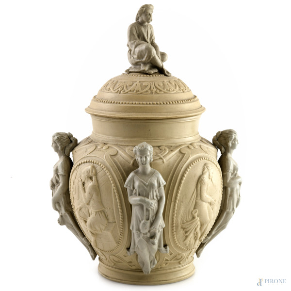 Portatabacco in terracotta con presa a guisa di uomo seduto e scene a rilievo raffiguranti figure che fumano, XIX-XX secolo, altezza complessiva cm 30, (segni di usura, lievi sbeccature)