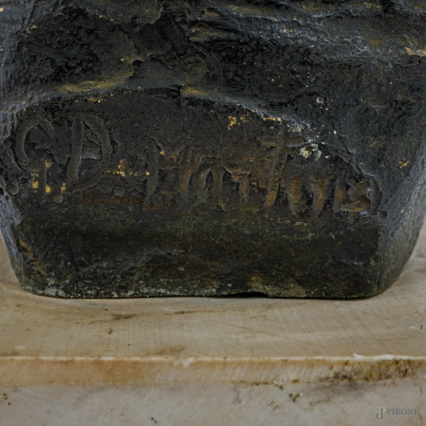 Scultura in bronzo con base in marmo raffigurante fanciullo con cappello, XX secolo, altezza cm 1...