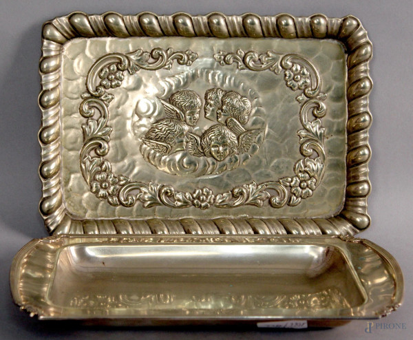 Lotto composto da due vassoi in metallo di cui uno sbalzato a motivi di putti, misura max 31x21 cm.