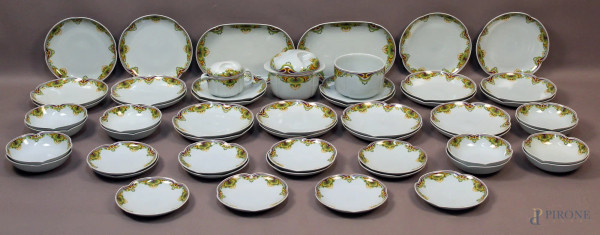 Servizio di piatti in porcellana Rosenthal a decoro liberty, composto da: ventiquattro piatti piani, ventiquattro piatti fondi, dodici frutta e cinque da portata.