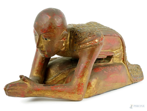 Bonzo in preghiera, scultura in legno dorato e dipinto, cm h 16x35x17, Cina, XX secolo, (difetti).