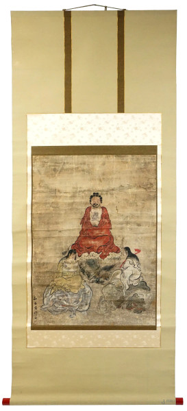 Kakemono con Saggio assiso  con due donne, tecnica mista su carta, cm 148x61,5, recante iscrizione, arte orientale, inizi XX secolo, (difetti).