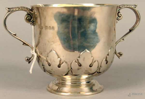 Bicchiere con 2 manici in argento, bolli inglesi, XIX sec, gr. 250, h. 9 cm.