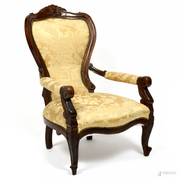 Cassapanca in legno con fronte decorato ad intaglio tripartito in tre pannelli. Piano apribile a ribalta  [..]