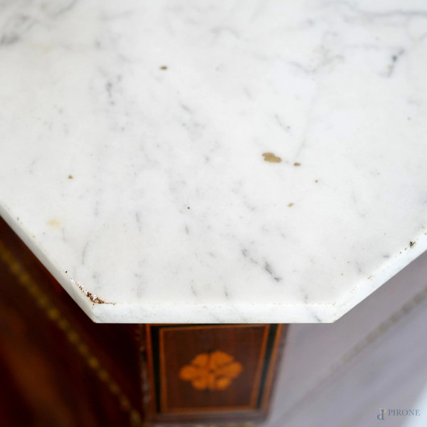 Mobile scrittoio in legno intarsiato in varie essenze, con piano in marmo a un cassetto e corpo s...