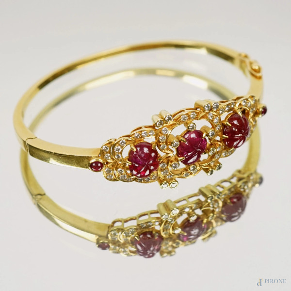Bracciale rigido in oro 18 kt con brillantini e rubini, realizzato con fiore stilizzato centrale ...