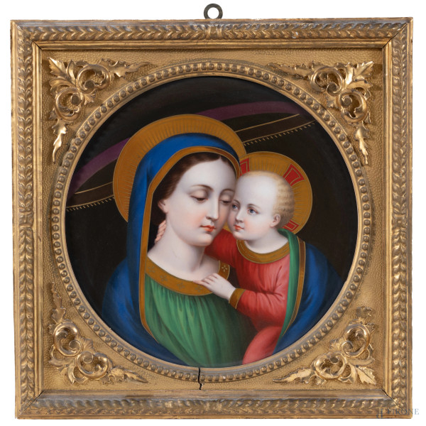 Piatto in porcellana decorata con rappresentazione della Vergine con Bambino, XX secolo, diametro cm 29,5, entro cornice