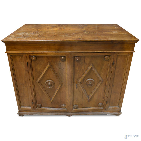 Credenza a due ante in noce, XVIII secolo, cm 124x160x61,5, (difetti)