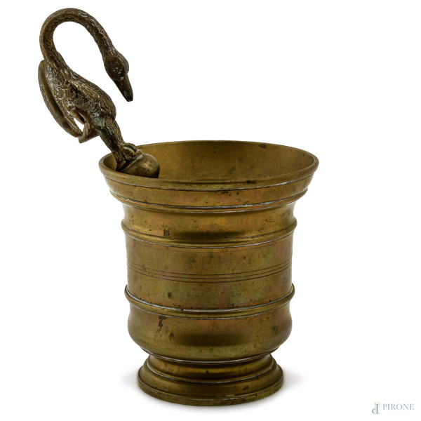 Mortaio in bronzo dorato con pestello con presa a foggia di cigno, XX secolo, misure massime cm 21,5, (segni di usura del tempo)
