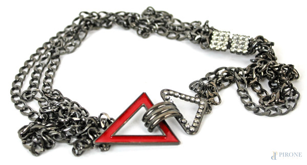 Collana a tre fili in metallo argentato, con dettaglio di triangolo rosso smaltato e strass, lunghezza cm 82.