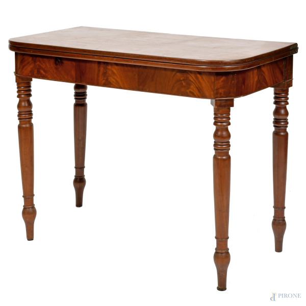 Tavolo apribile in noce con quattro gambe tornite, XX secolo, cm 74,5x94x47; aperto cm 74,5x94x93,5, (segni di usura, difetti)