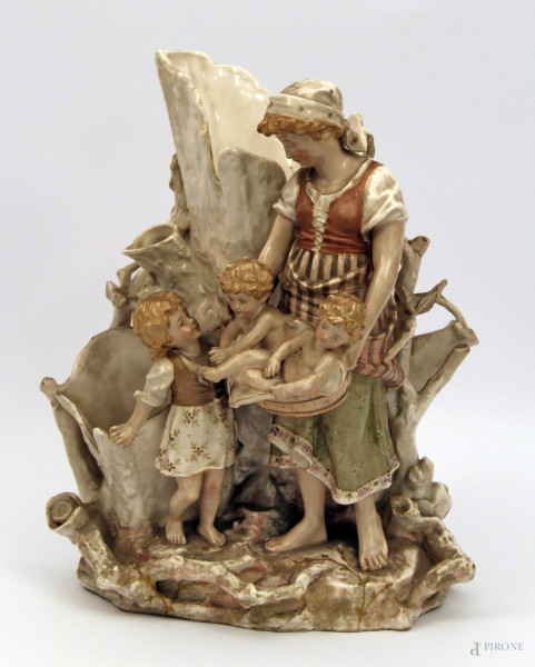Donna con bambini, gruppo in porcellana, h. cm 26, (lieve sbeccatura sulla parte posteriore).