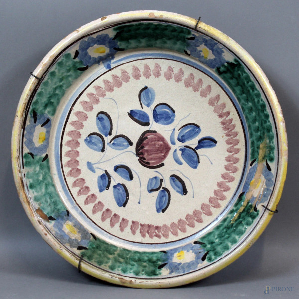 Piatto da muro in ceramica policroma, decori a motivi floreali, diametro cm. 45, XX secolo, (difetti).