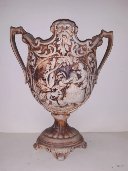Vaso centrotavola biansato in porcellana a decoro di scene di Vita a rilievo, marcato, h 32 cm.
