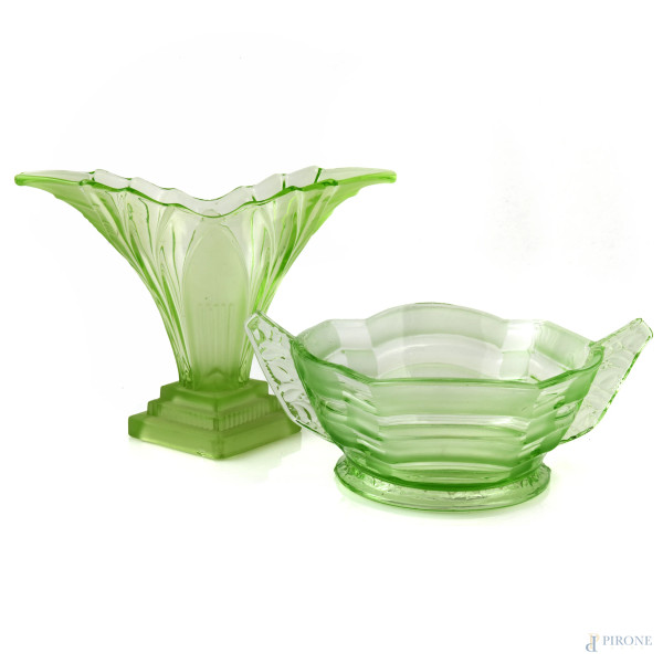 Lotto di due vasi in stile Decò in vetro verde satinato, XX secolo, misure massime cm 22,5x31x13,5, (segni di usura, sbeccature, difetti)