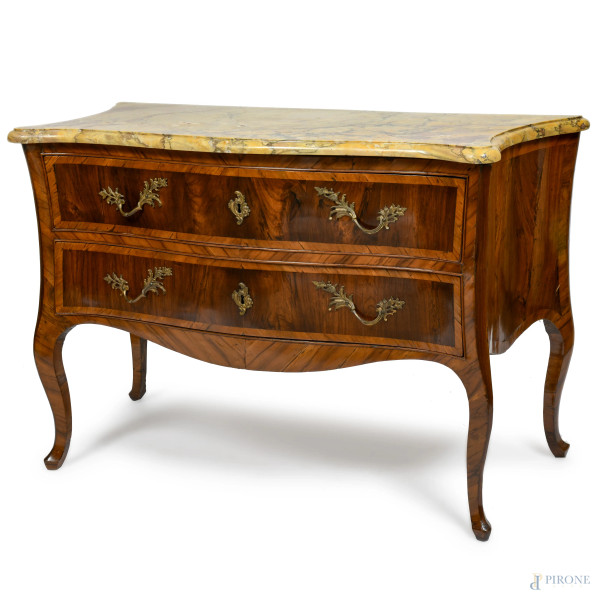 Commode in legno impiallacciato in varie essenze con fronte mosso a due cassetti in colonna e piano  [..]