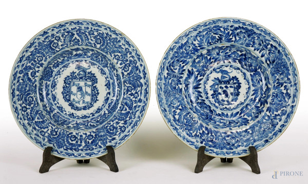 Lotto di due piatti in maiolica bianco e blu, diam. cm 28, XX secolo, (sbeccature).