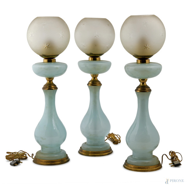 Lotto di tre lampade da tavolo in opalina turchese e vetro, XX secolo, altezza cm 47 (da revisionare, segni di usura del tempo)