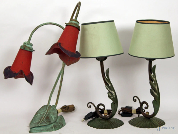 Lotto di tre lampade in ferro battuto con campana in vetro e stoffa