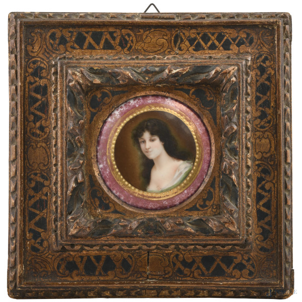 Miniatura raffigurante giovane donna, XX secolo, entro cornice, cm 21x21, (segni di usura, graffi)