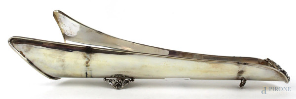 Portagrissini in argento, poggiante su quattro piedini, altezza cm. 7, lunghezza cm. 34, peso gr. 210.