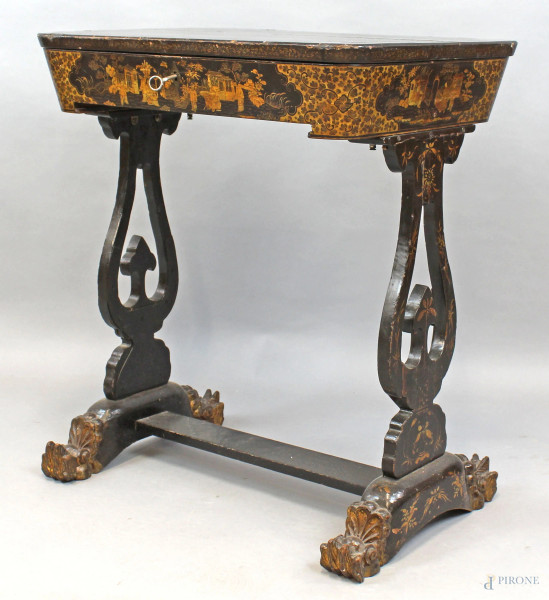 Tavolino da lavoro, XIX secolo, in legno ebanizzato con decori dorati a chinoiserie, gambe a lira riunite da traversa, cm h 70x62x41, (segni del tempo)