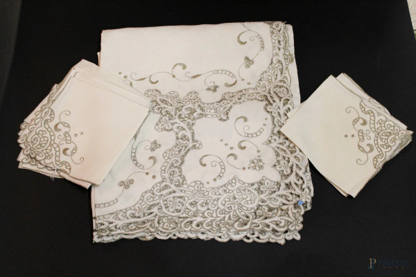 Tovaglia e dodici tovaglioli di lino ricamato, cm 270 x 160.