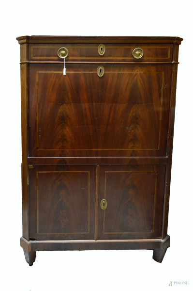 Secretaire dell'800 in mogano ad un cassetto e tre sportelli di cui uno a calatoia con cassettini e vuoti nell'interno, h. 142x92x45 cm, (difetti).