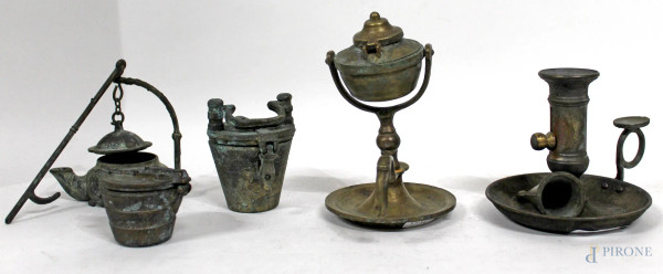 Lotto composto da due antichi pesi e tre bugie in bronzo, H massima 15.