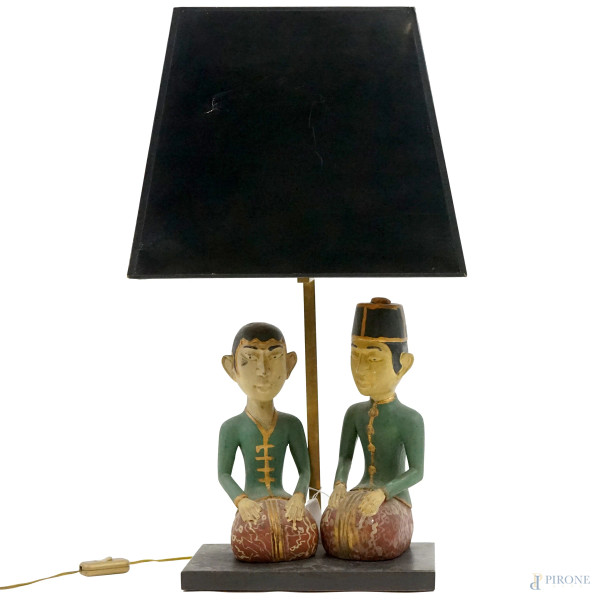 Lampada da tavolo in legno e metallo dorato, con due figure indiane in legno scolpito e dipinto, XX secolo, cm h 65, (difetti)