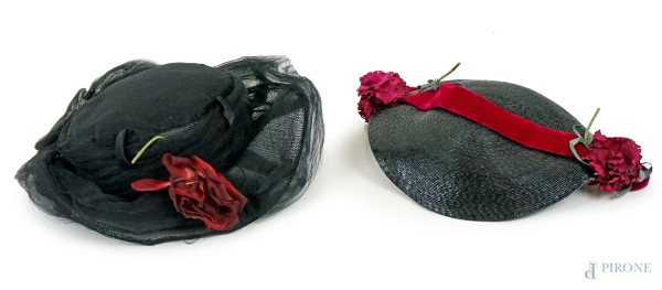 Lotto di due cappelli vintage neri con applicazioni floreali rosse e fucsia, misure max cm 32x30, (difetti).